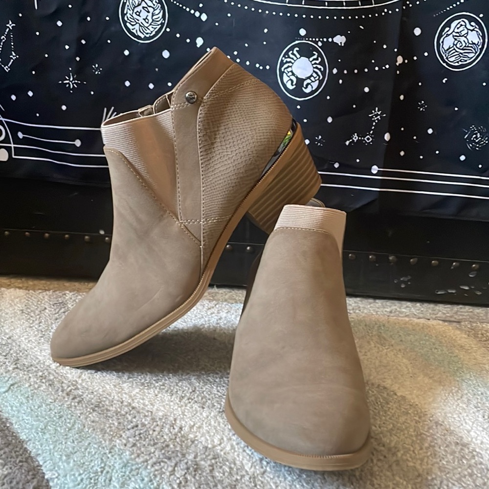 Simply Vera size 8.5 tan 1.5 inch low cut boot. Like new